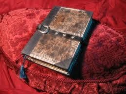 Livro de Jornalista promete colocar “fogo” na política divinopolitana – Não ficará “pedra sobre pedra” – Título: “Divinópolis – O livro proibido” livro proibido